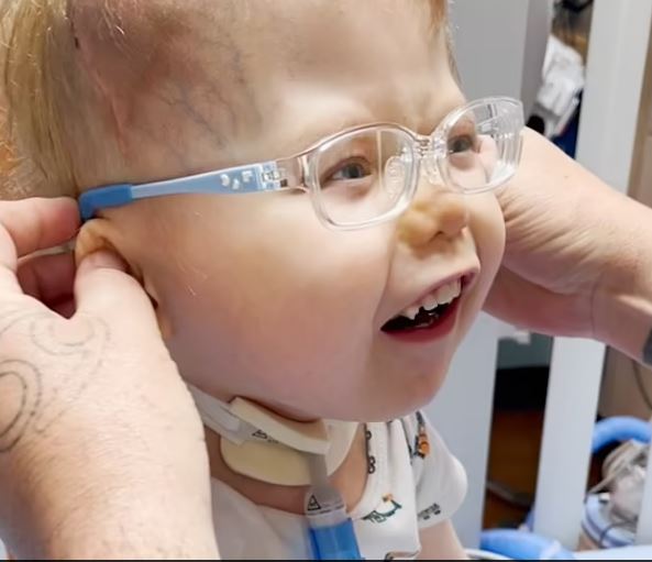 Συγκινητική στιγμή με ένα αγοράκι που βλέπει τους γονείς του για πρώτη φορά