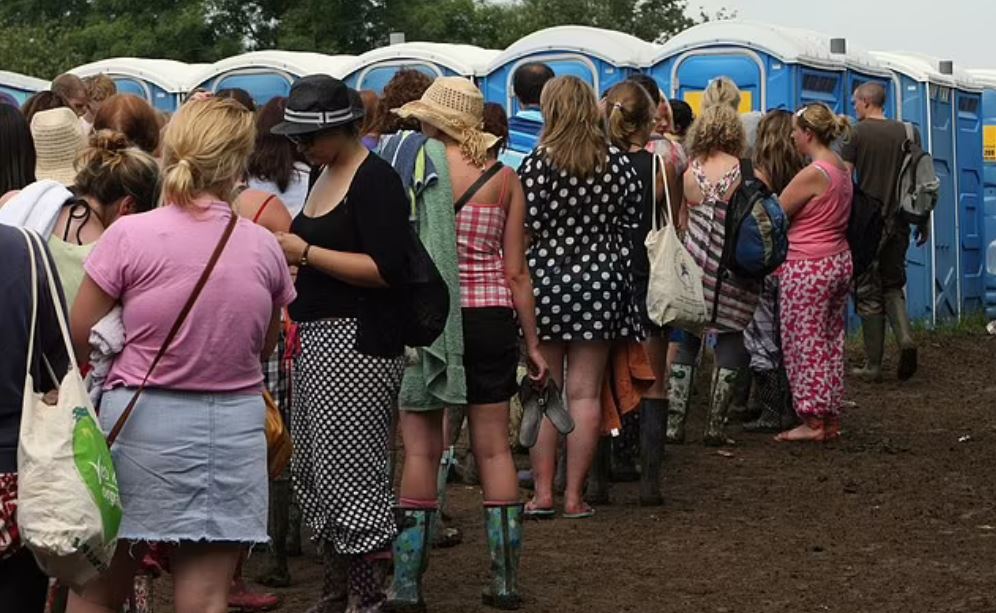 Ουρά για γυναικείες τουαλέτες σε φεστιβάλ