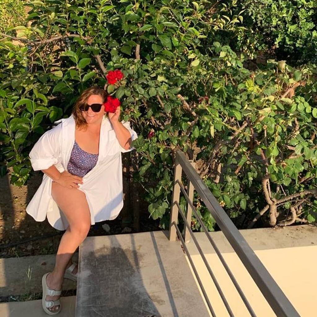 Η Δανάη Μπάρκα «κάρφωσε» τη Βίκυ Σταυροπούλου για τη φωτο, με το μαγιό.