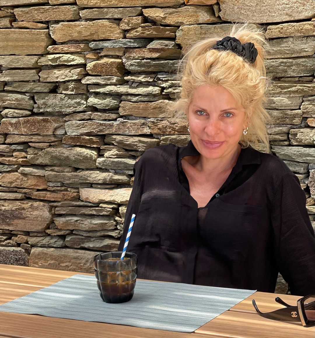 Ελένη Μενεγάκη διακοπές στα Άχλα