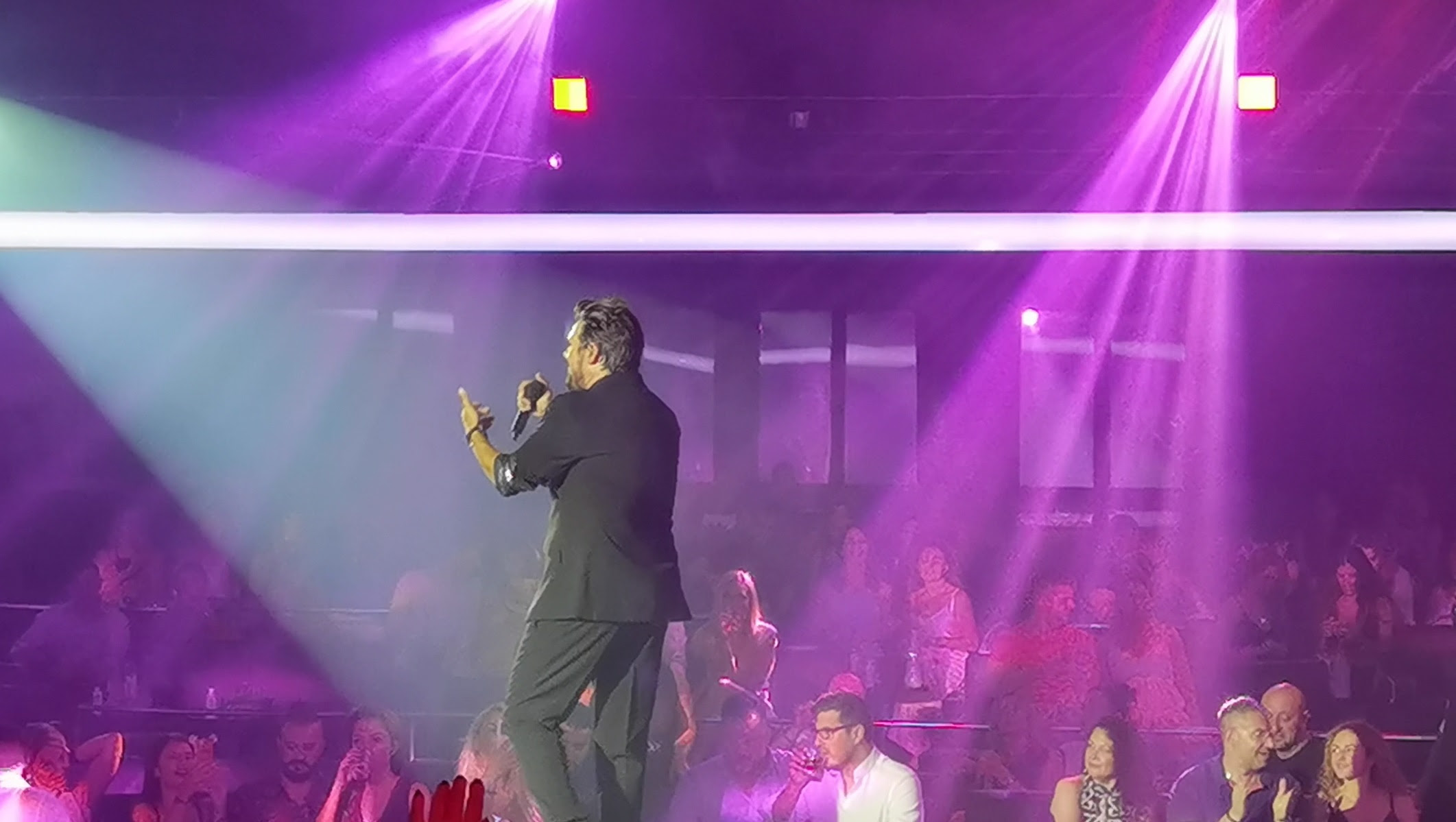 Ο Πάνος Κιάμος ξεσηκώνει τη νυχτερινή Αθήνα 