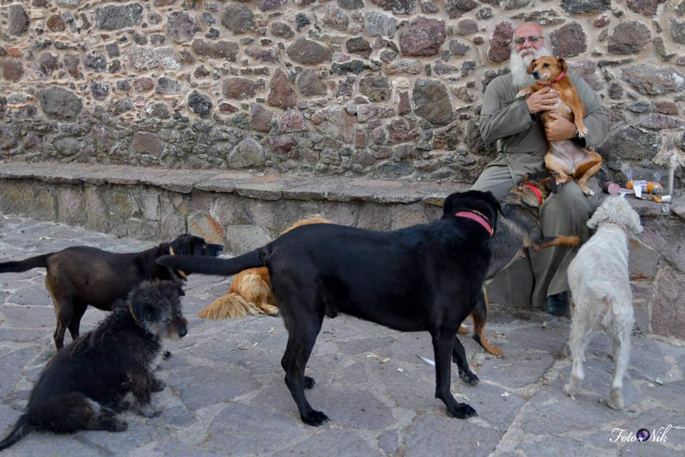 Φιλόζωος ιερέας