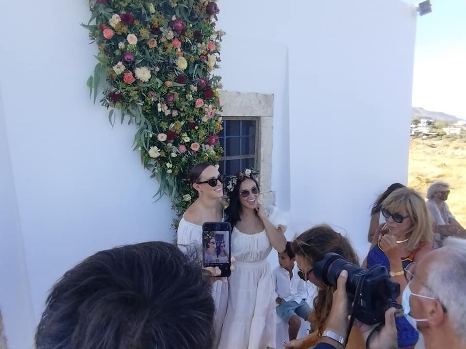 Ντέμι Μουρ νονά στην Κρήτη 