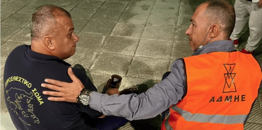 Υπάλληλος του ΑΔΜΗΕ σε μία πράξη αλληλεγγύης