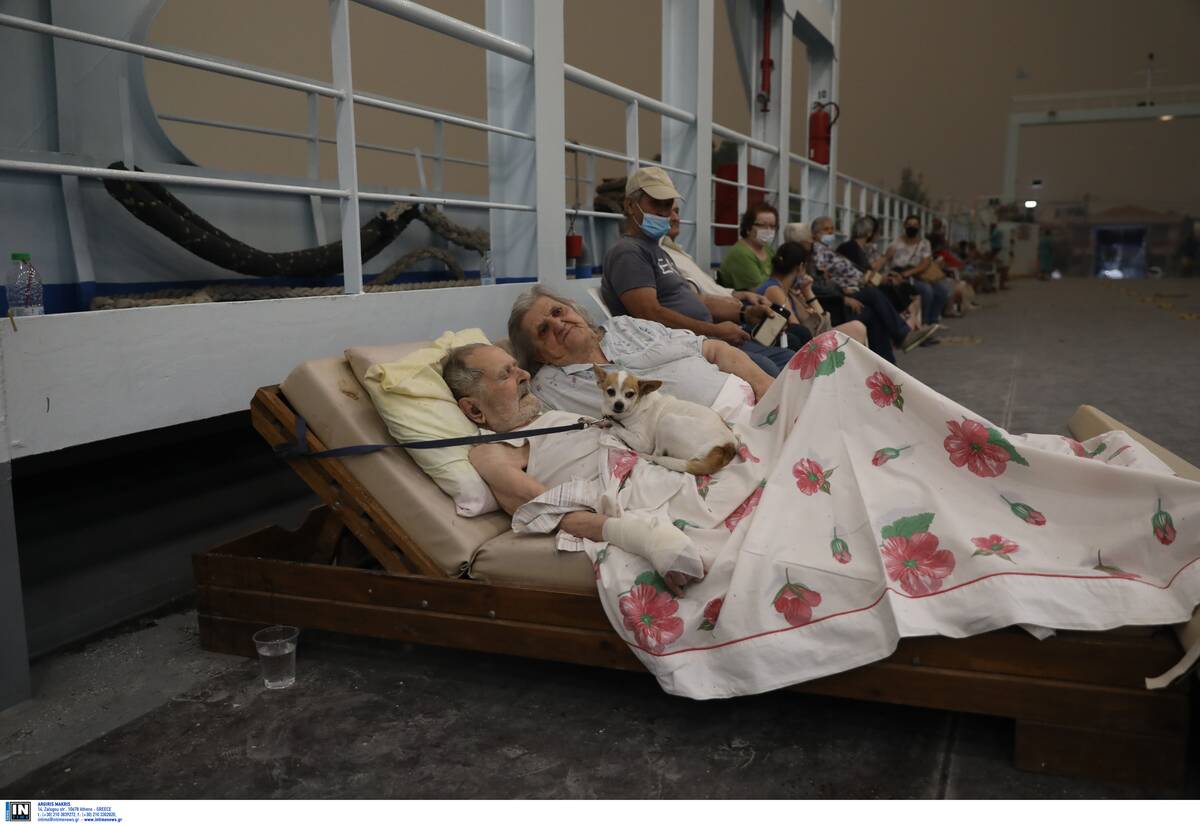 Φωτιά στην Εύβοια ζευγάρι ηλικιωμένων στο φέρι μποτ