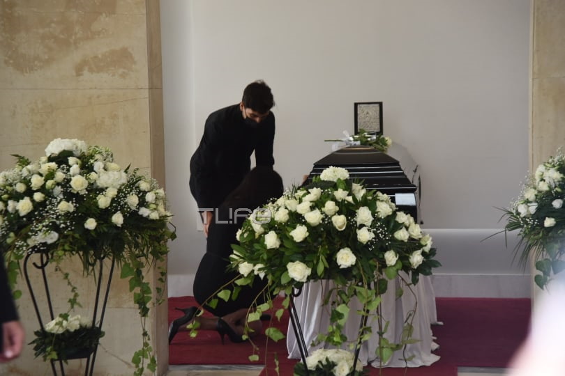 Η Βίκυ Σταμάτη στην κηδεία του Άκη Τσοχατζόπουλου 