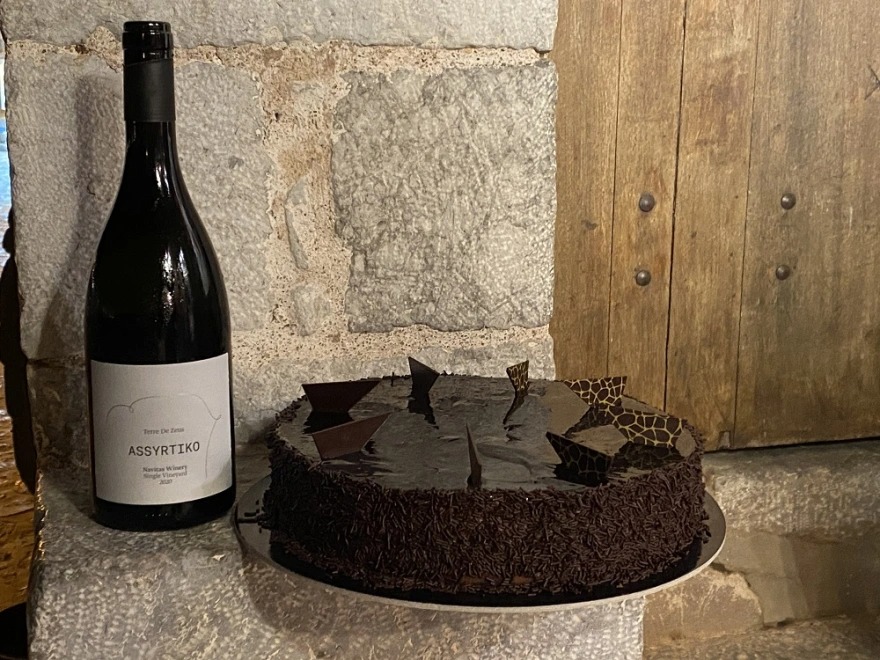 Τόνια Σωτηροπούλου και Κωστής Μαραβέγιας τούρτα σε δημοσιογράφους 