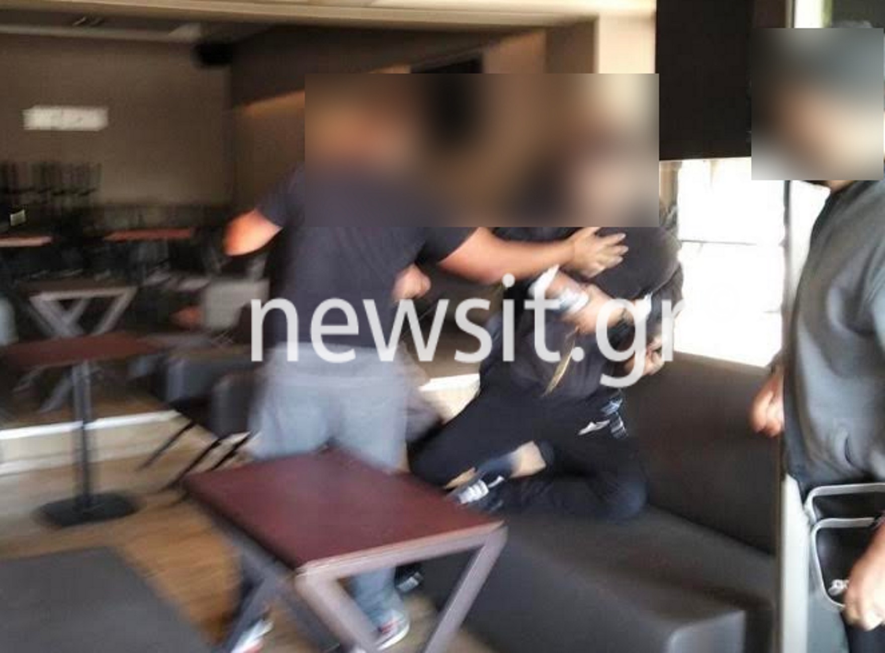 Άγρια επίθεση στη Θεσσαλονίκη σε αφισοκολλητές της ΚΝΕ