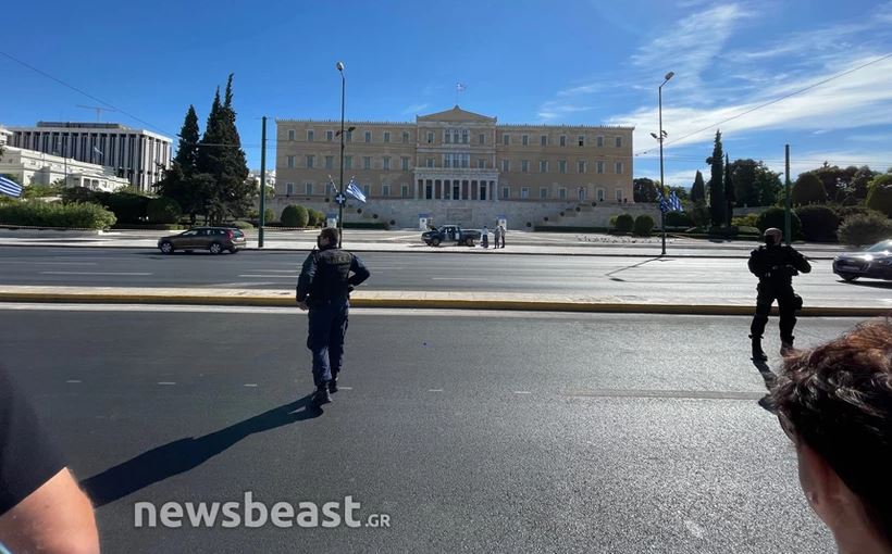 Αγροτικό αυτοκίνητο στάθμευσε μπροστά στο Μνημείο του Άγνωστου Στρατιώτη – Έκλεισε η Αμαλίας
