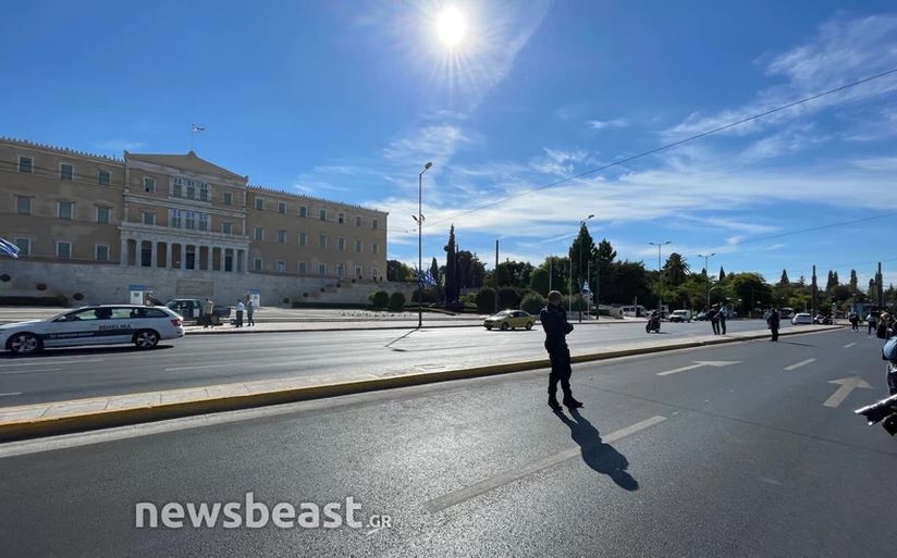 Αγροτικό αυτοκίνητο στάθμευσε μπροστά στο Μνημείο του Άγνωστου Στρατιώτη – Έκλεισε η Αμαλίας