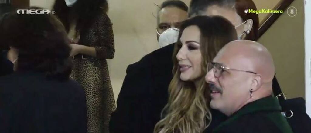 Αμήχανη η Δέσποινα Βανδή με τους δημοσιογράφους 