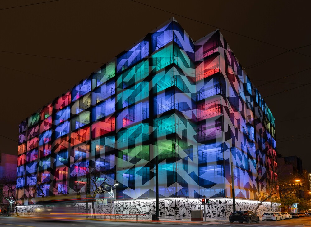 Μίνιον: Το θρυλικό πολυκατάστημα έβαλε ξανά τα γιορτινά του ενόψει Χριστουγέννων