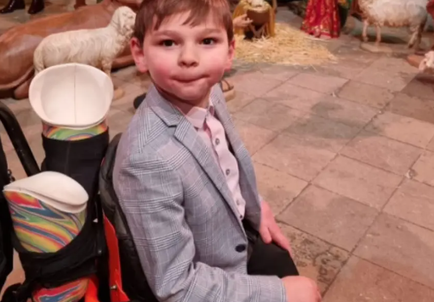 7χρονος έχασε τα δυο του πόδια 