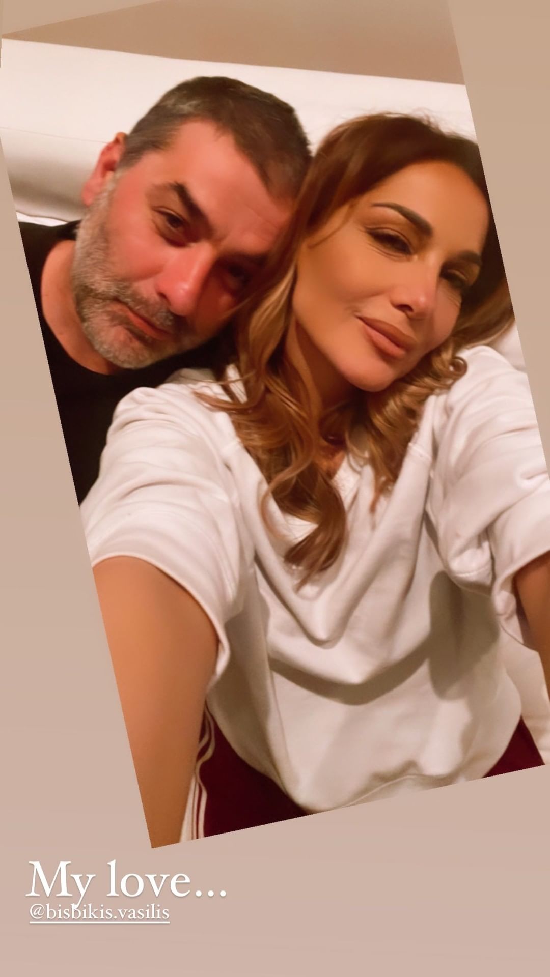Δέσποινα Βανδή και Βασίλης Μπισμπίκης ποζάρουν μαζί 