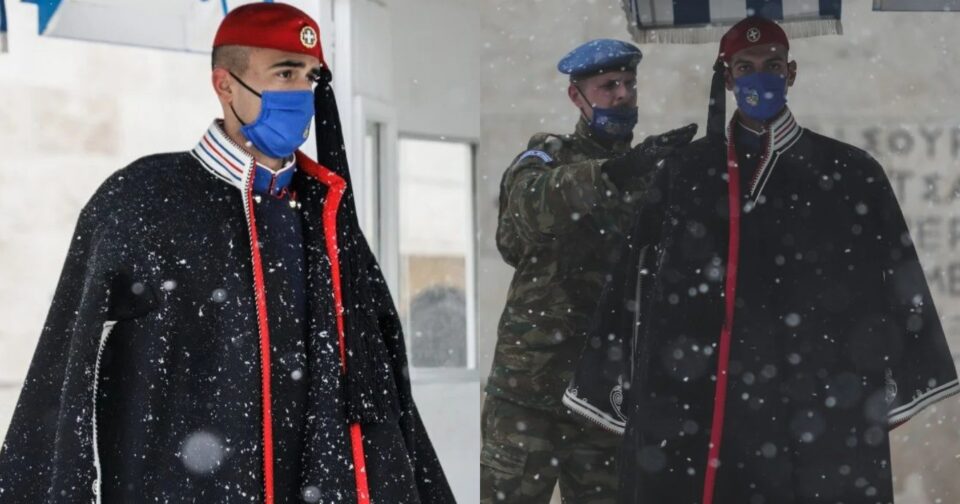 Γεια σου τσολιά μου: Η «Ελπίς» δεν λυγίζει τους Εύζωνες - Ντυμένοι με κάπες κοιτούν ακίνητοι το χιόνι