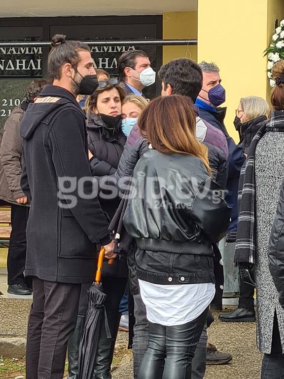 Κηδεία Πάνου Νάτση: Συντετριμμένη η Αλεξάνδρα Ταβουλάρη στο τελευταίο «αντίο» του φίλου της