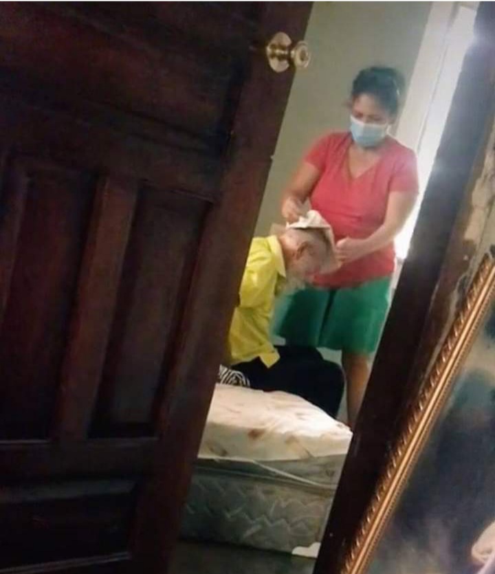 μητέρα φροντίζει ένα παππού