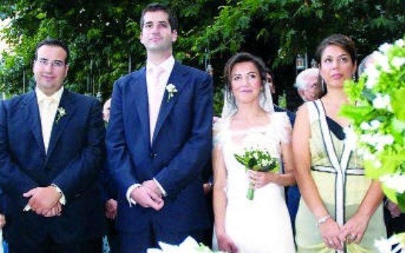 Ξανά παντρεμένος ο Μπακογιάννης: Η άγνωστη μελαχρινή 1η σύζυγος, ο κλειστός γάμος και το διαζύγιο στα 7 χρόνια