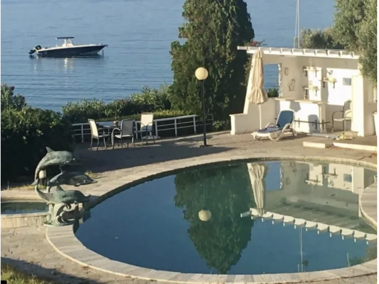 Εξαφανισμένη» η Βέφα Αλεξιάδου: Η απομόνωση στην έπαυλη στην Χαλκιδική, το  εκκλησάκι στον κήπο και η πισίνα