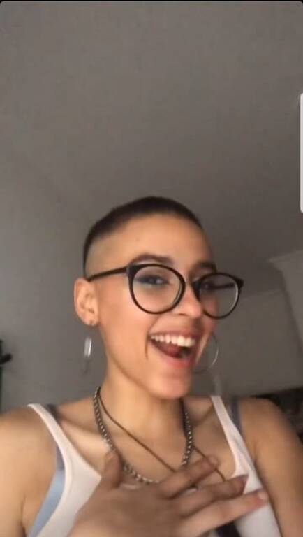 Η κόρη της Ματθίλδης Μαγγίρα ξύρισε το κεφάλι της 