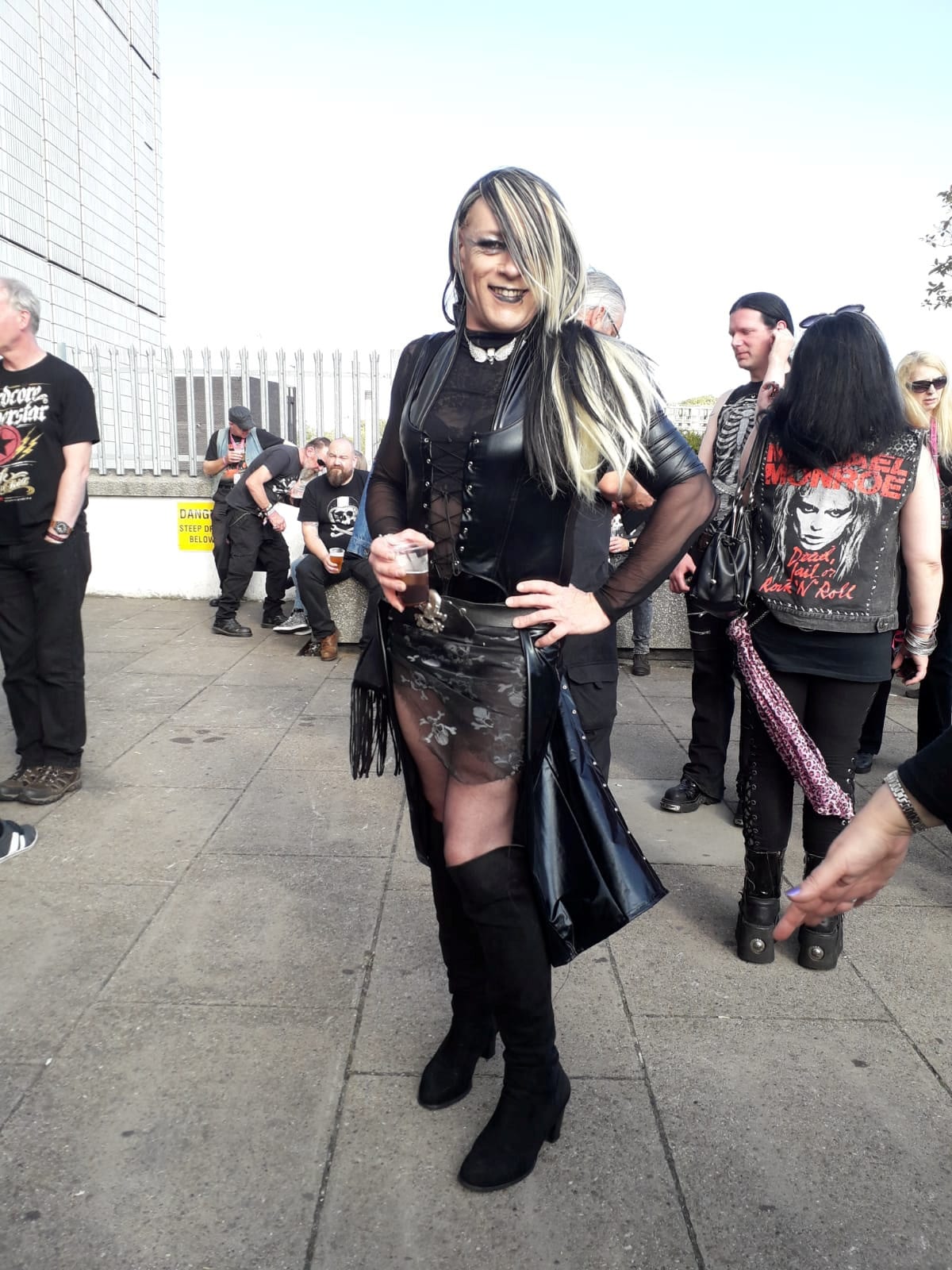 Στρατιωτικός ζει σαν γυναίκα