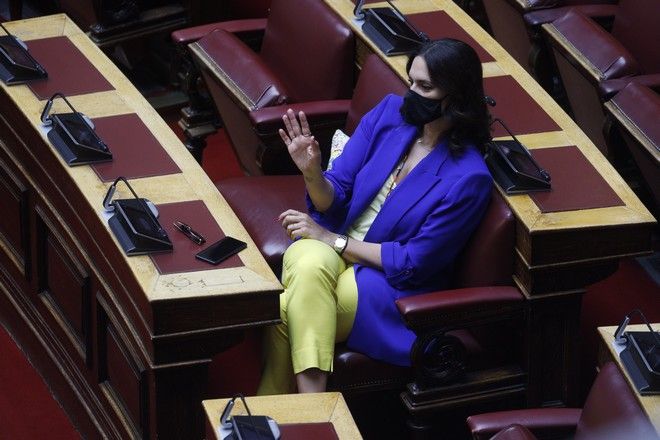 Στη Βουλή φορώντας τα χρώματα της Ουκρανίας 