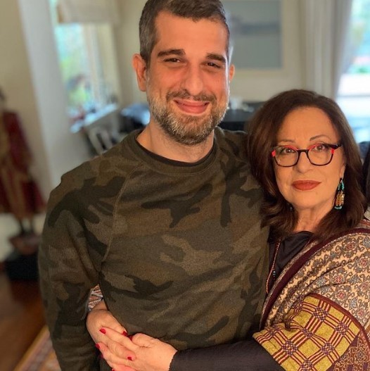 Η Χάρις Αλεξίου με τον γιο της 