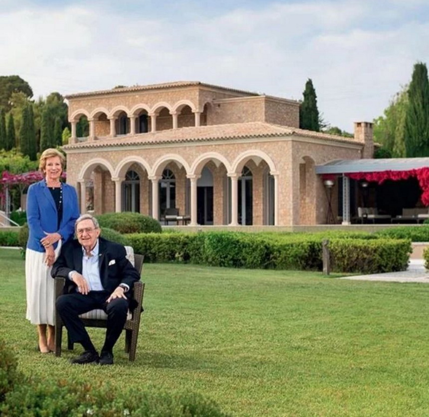 Ο τέως βασιλιάς Κωνσταντίνος πούλησε τη βίλα στο Πόρτο Χέλι 