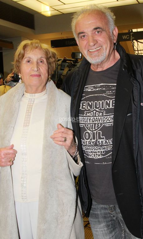 Νίκος Καρβέλας αδερφός