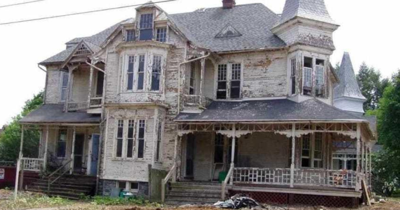 Αγόρασαν μία εγκαταλελειμμένη και «ανατpιχιαστική» παλιά έπαυλη και την μεταμόpφωσαν σε παραμυθένιο σπίτι