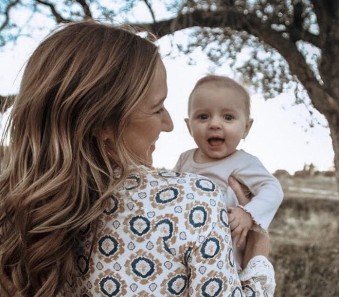 Υιοθέτησε τη βιολογική αδελφή του υιοθετημένου γιου της