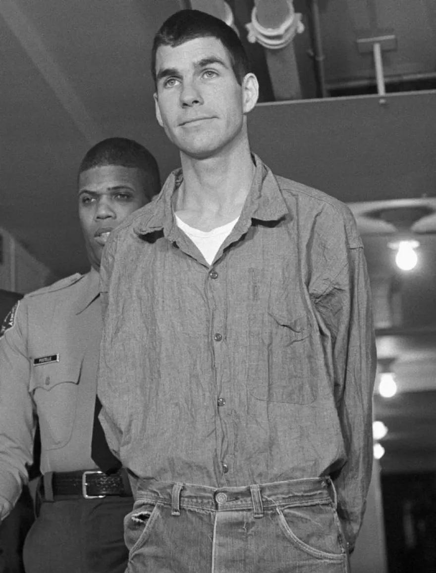 Εγκληματίες με θαυμάστριες στη φυλακή 