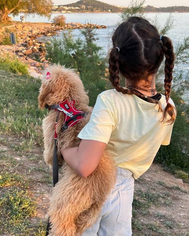 Η Ηλέκτρα Λύρα με τη σκυλίτσα της 