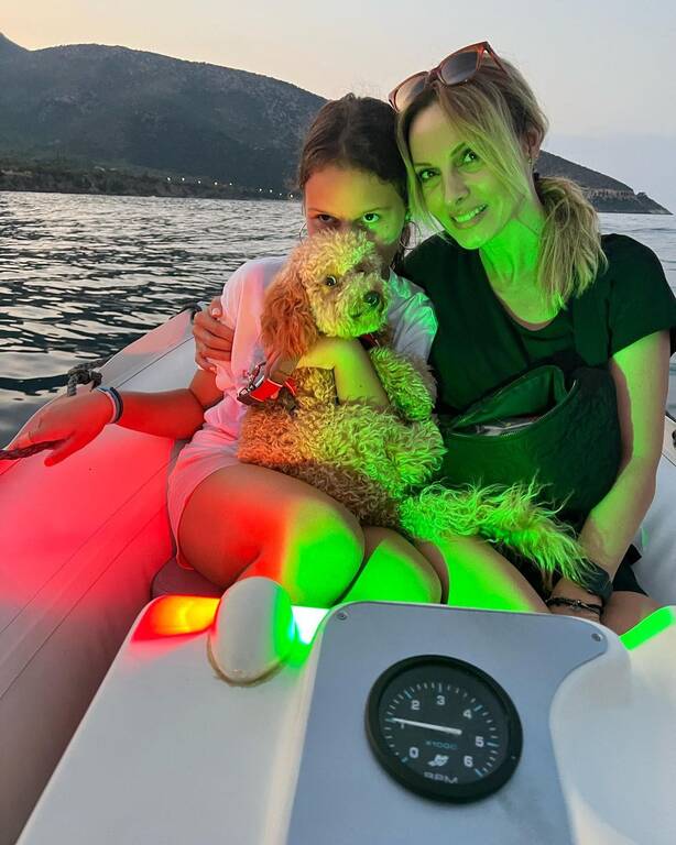 Η Ηλέκτρα Λύρα με τη σκυλίτσα της 