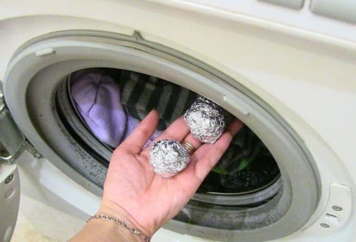 Τι θα συμβεί στα ρούχα σας αν βάλετε μια μπάλα αλουμινόχαρτου μέσα στο  πλυντήριο
