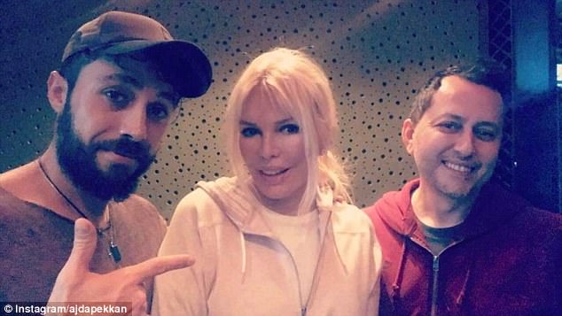 Η 72χρονη Τουρκάλα τραγουδίστρια που μοιάζει νεότερη 