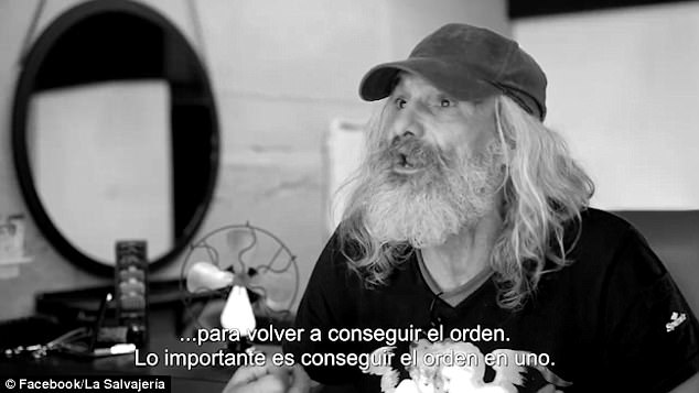 Κομμωτής μεταμόρφωσε άστεγο 