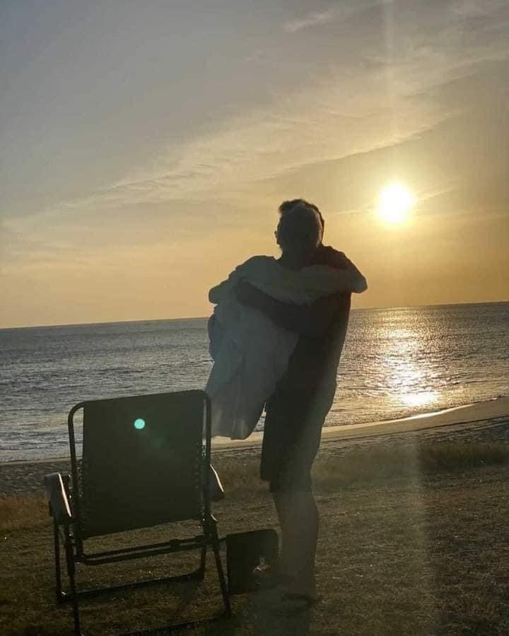 Εγγονός πηγαίνει τη γιαγιά του να δει το ηλιοβασίλεμα 