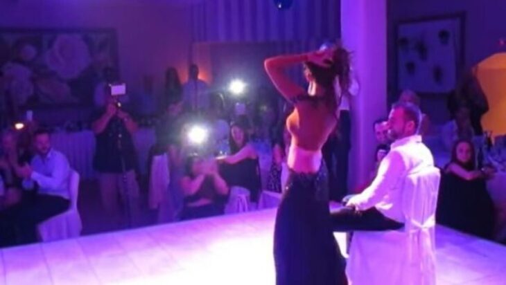 Το τσιφτετέλι της νύφης στον γαμπρό