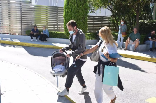 Άννα Μπεζάν νεογέννητη κόρη