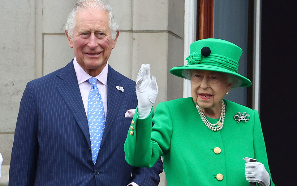 Βασίλισσα Ελισάβετ: Τα σκάνδαλα της οικογένειας, τα 70 χρόνια βασιλείας, η αμύθητη περιουσία και η κληρονόμοι