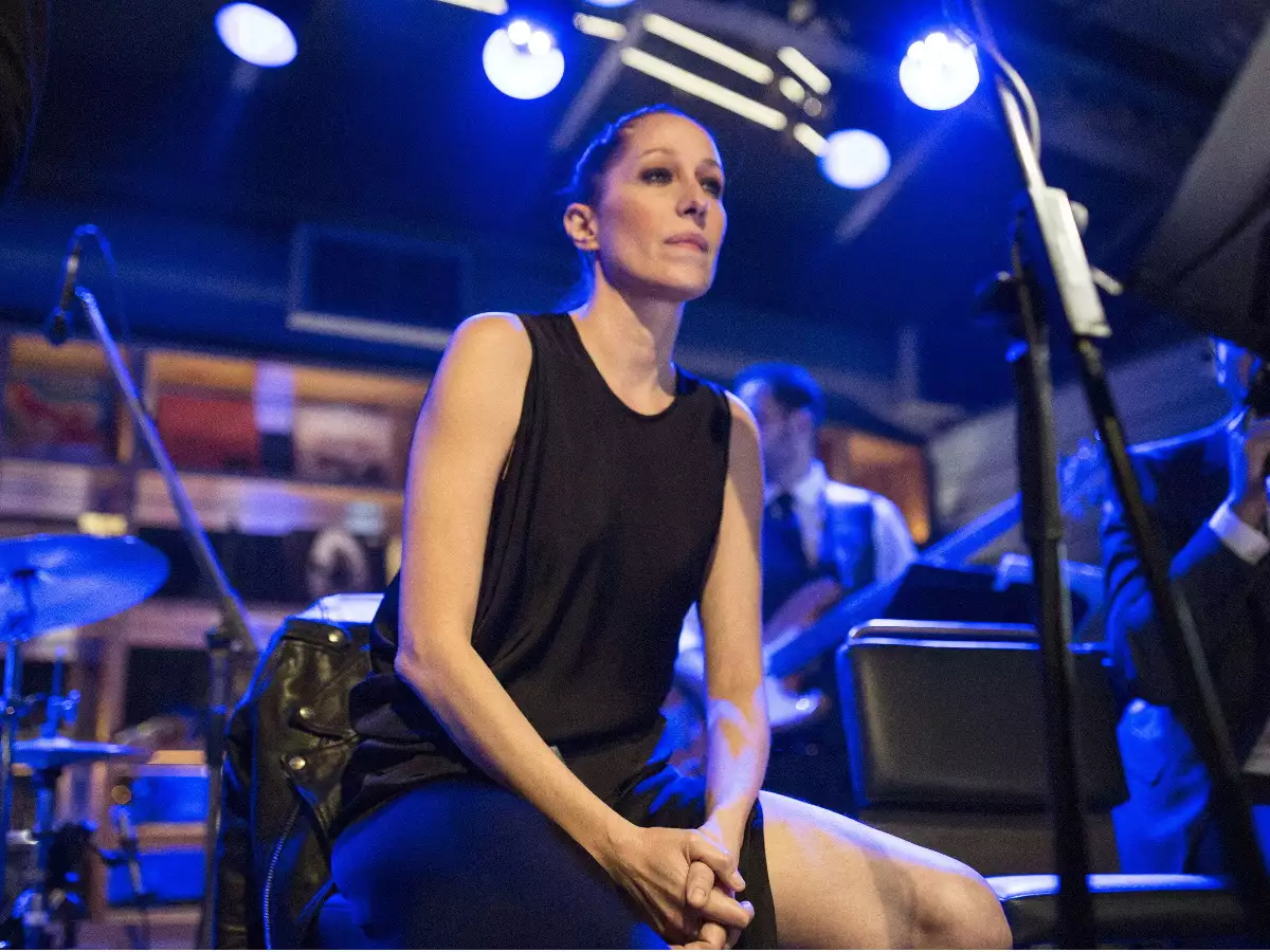 Κόρα Καρβούνη "Αυτή η νύχτα μένει" 