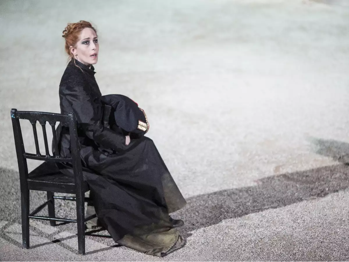 Κόρα Καρβούνη "Αυτή η νύχτα μένει" 