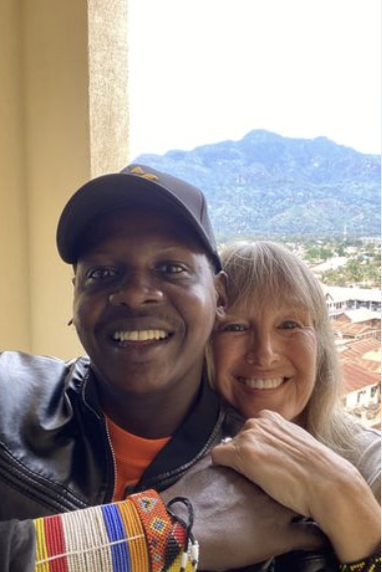 60χρονη γυναίκα ζει στην Τανζανία με τον νεότερο σύντροφό της 