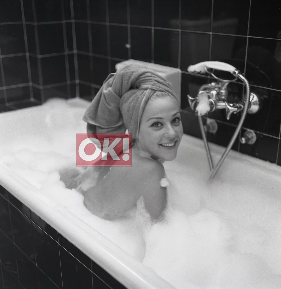 Η Ζωή Λάσκαρη στη μπανιέρα 