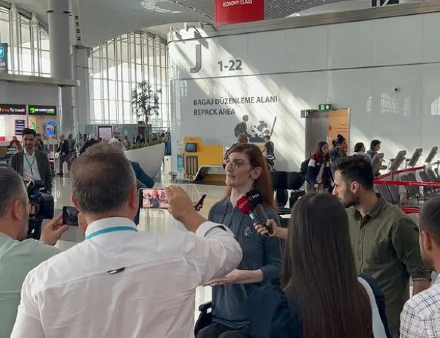 Η ψηλότερη γυναίκα στον κόσμο ταξίδεψε με αεροπλάνο 