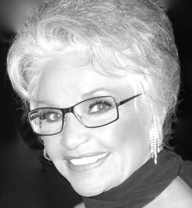 78χρονη γυναίκα βάφεται καθημερινά 