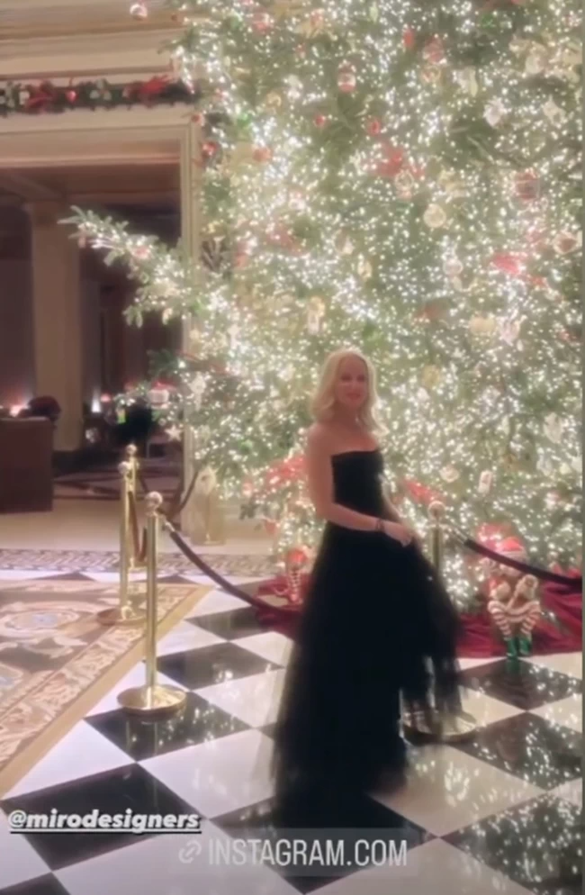 Μαρία Μπεκατώρου μαύρο φόρεμα 