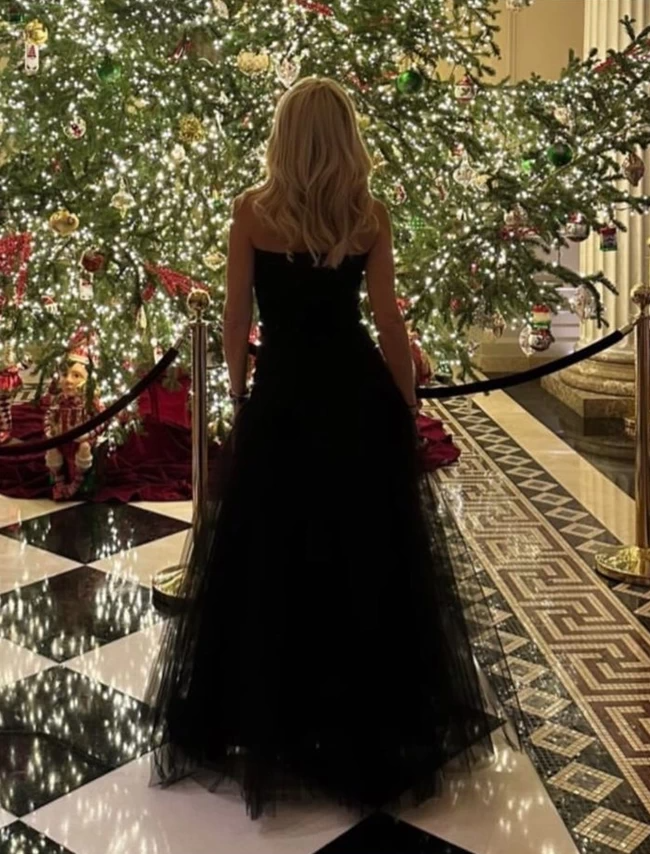 Μαρία Μπεκατώρου μαύρο φόρεμα 