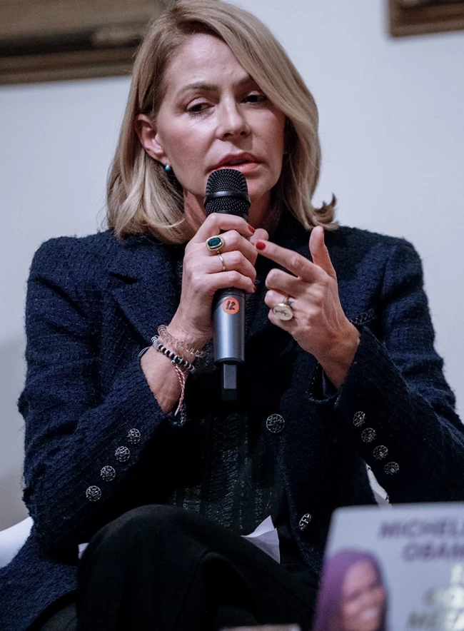 Η Τζένη Μπαλατσινού σε παρουσίαση βιβλίου 